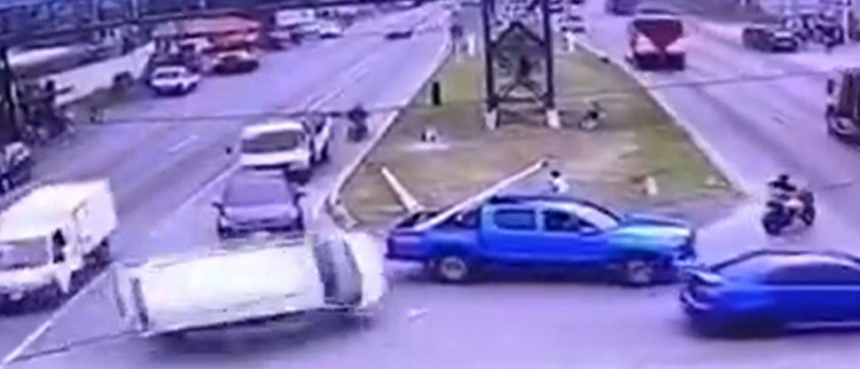 Este es el momento cuando un microbús lleno de pasajeros vuelca en Palín, Guatemala