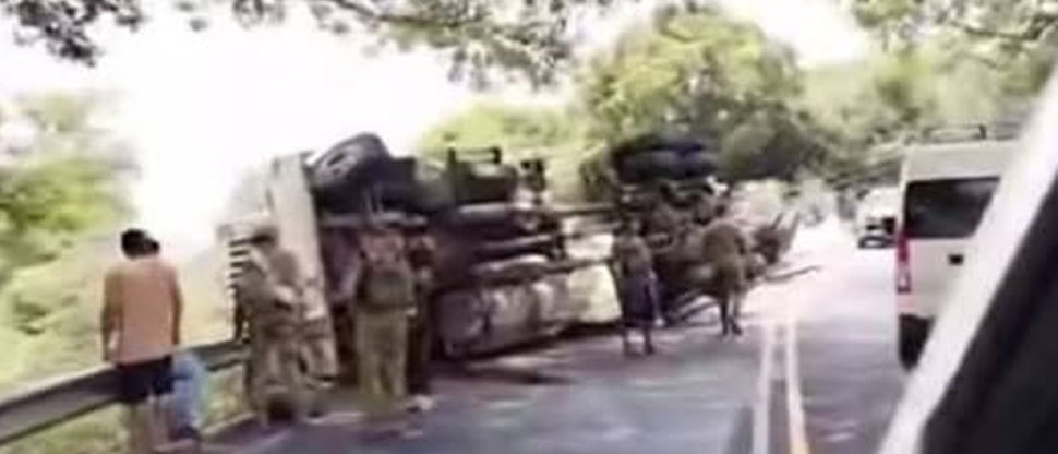 Rastra vuelca en el sector de Quebrada Seca, San Vicente