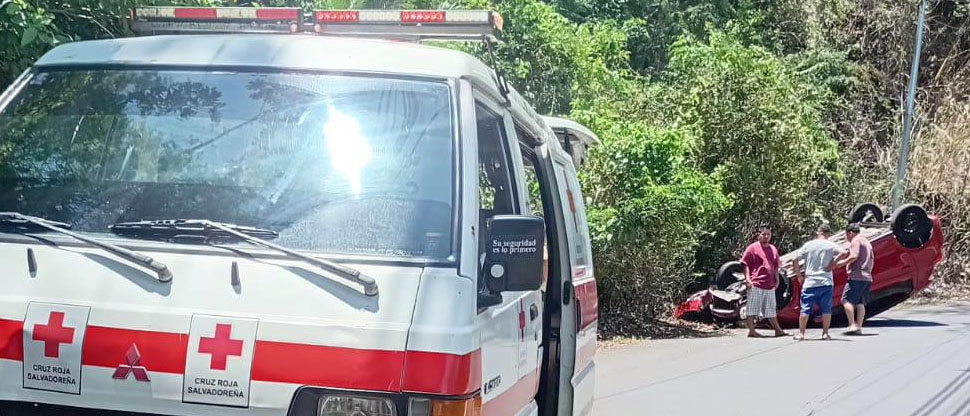 3 personas salen ilesas tras aparatoso vuelco en “La curva del muerto”, Tamanique