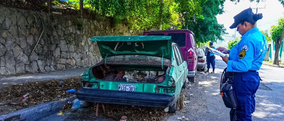 Dan ultimátum a dueños de vehículos abandonados en San Salvador Centro