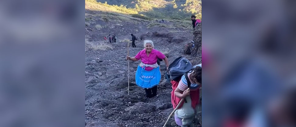 Mujer de la tercera edad sorprende a todos al escalar el volcán Chaparrastique