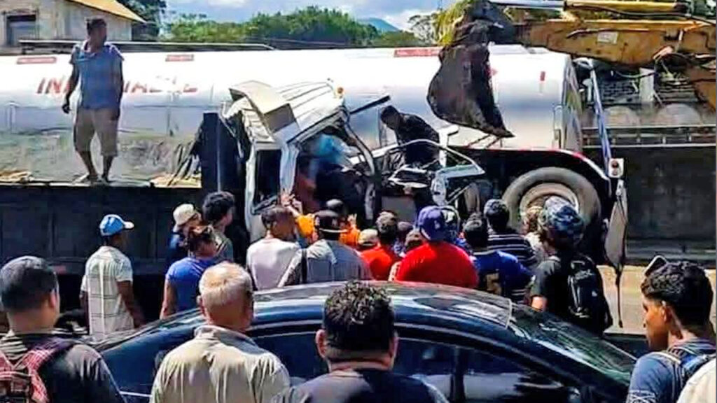 Unidades de emergencia atienden aparatoso accidente de tránsito en Ahuachapán