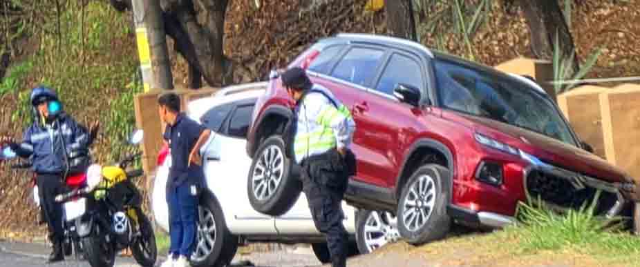 Conductor se accidenta y deja en el «aire» su camioneta