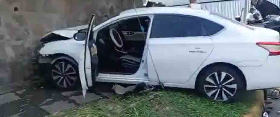 Conductor impacta en pared de vivienda en la colonia Escalón