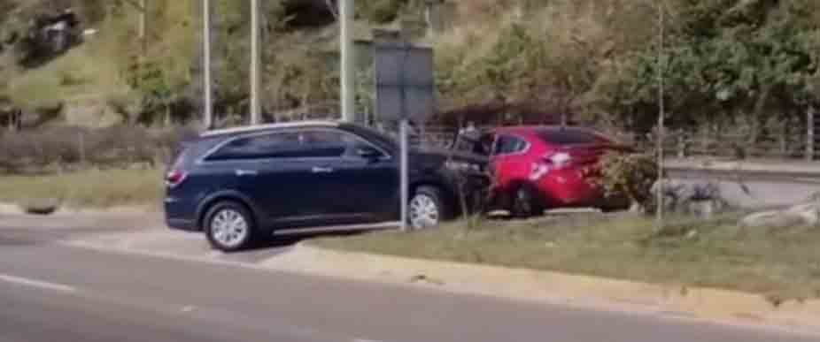 Conductor colisiona con otro en la autopista a Comalapa