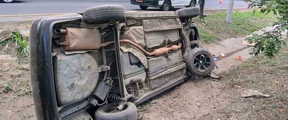 Conductor resulta lesionado tras estallar una llanta de su automóvil