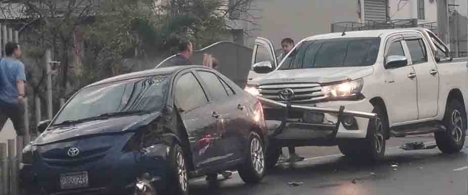 Conductores provocan fuerte accidente en la avenida Bernal
