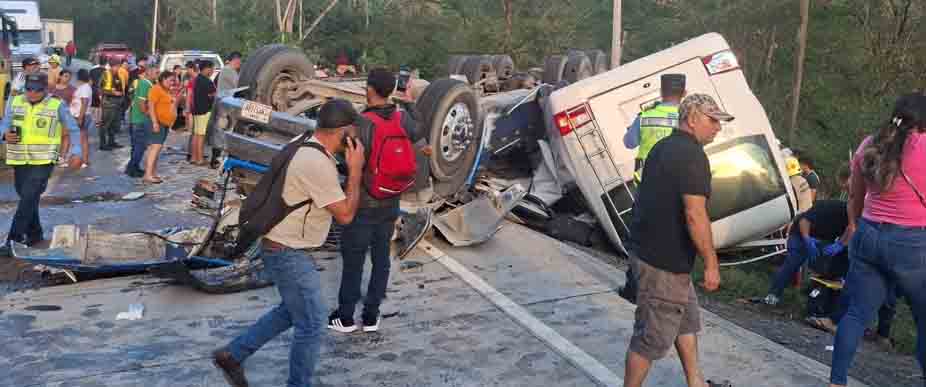 HONDURAS: 8 personas fallecen en trágico accidente entre una coaster y una rastra