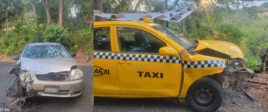 Conductor choca  contra taxi que estaba estacionado en La Paz