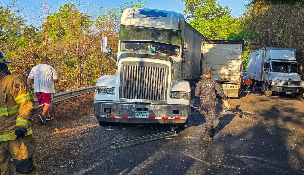 Lo rescatan entre hierros retorcidos: accidente entre furgón y camión deja dos lesionados en San Vicente