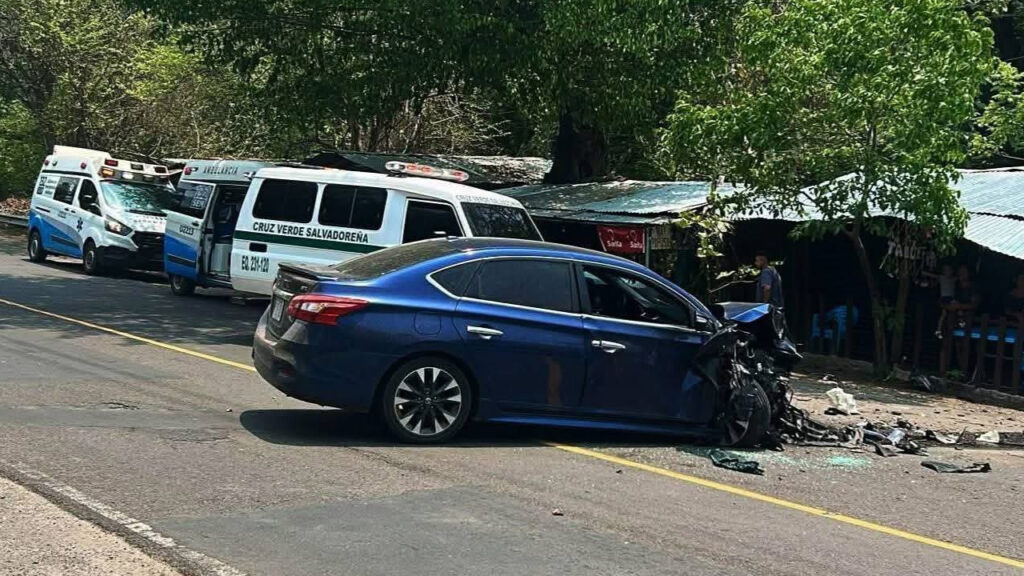 Aparatoso accidente deja daños materiales en carretera Litoral