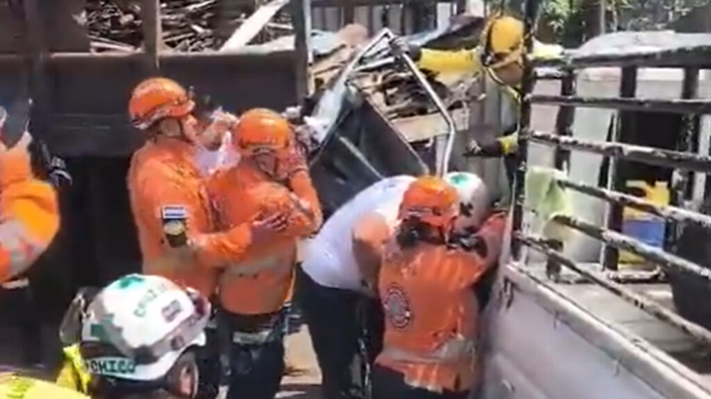 Conductor queda entre hierros retorcidos tras grave accidente en Nejapa