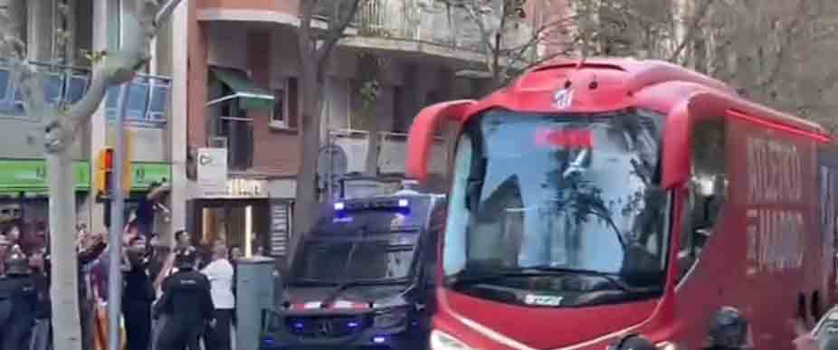 Aficionados del Barcelona atacan autobús del Atlético de Madrid