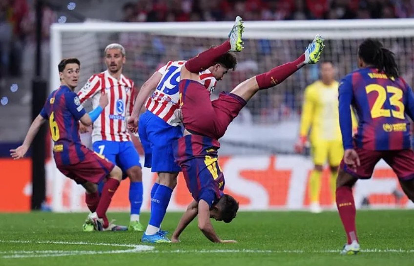 Atlético Madrid no deja al Barcelona lograr su «remontada» y pasa con polémica