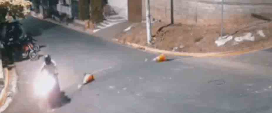 Denuncian a biker que no respeta área donde reparan tuberías de aguas negras