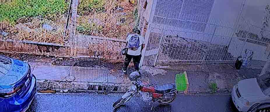 Captan y multan a biker por orinarse en la calle en Sonsonate