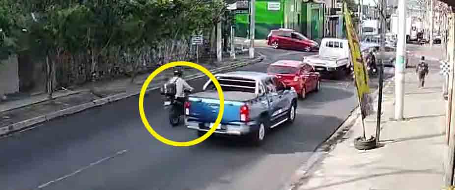 Biker se accidenta al no hacer la fila y salir de «ajolotado» en el tráfico