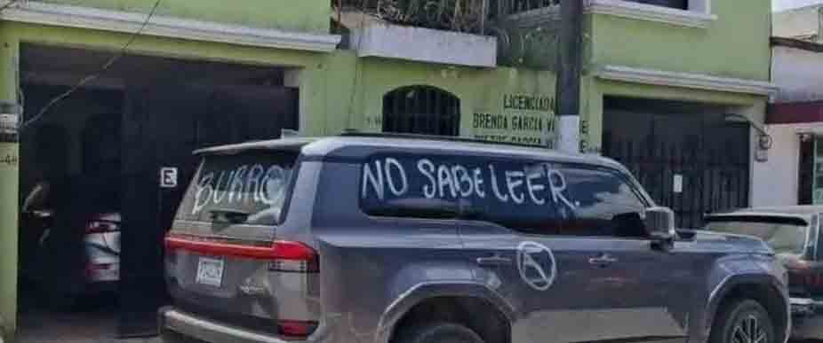 Propietario de vivienda mancha camioneta de conductor por bloquear cochera de su vivienda