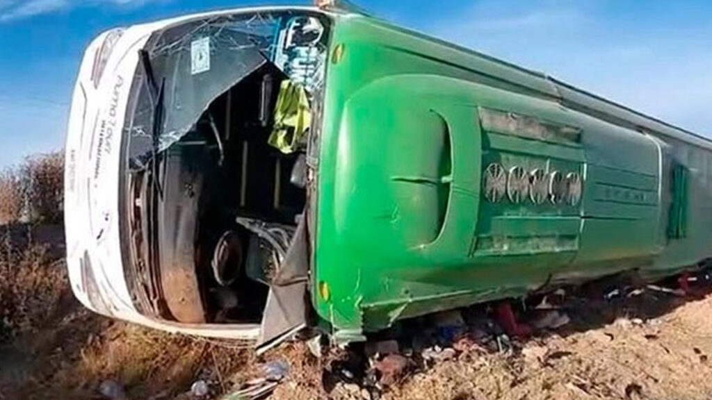 Nueve fallecidos y 22 heridos deja aparatoso accidente de autobús en Bolivia