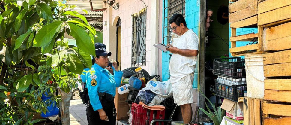 Agentes del CAM retiran obstáculos que afectaban la vía pública en San Salvador Centro 