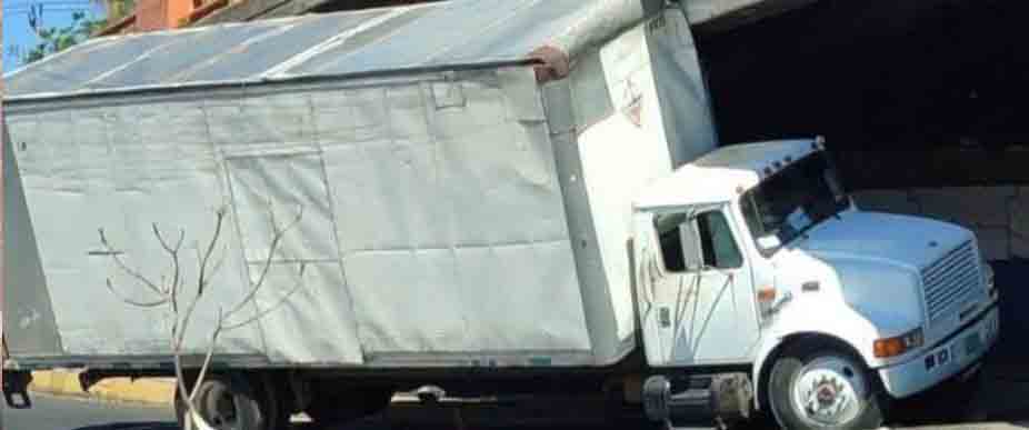 Conductor atasca camión en paso a desnivel del bulevar Venezuela