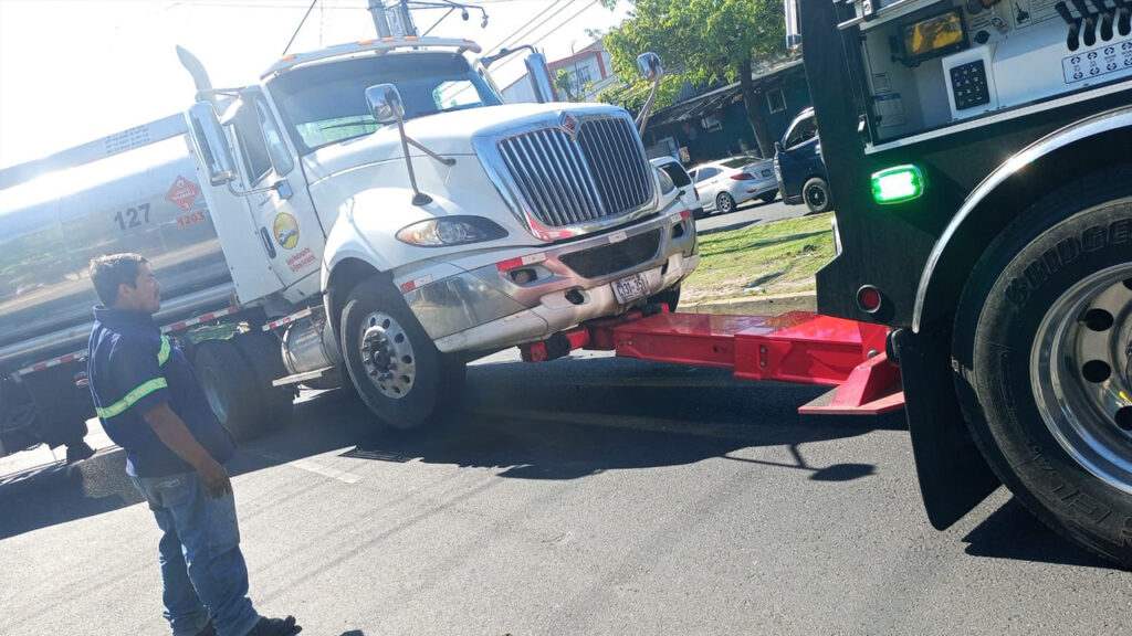 Grúa del VMT moviliza camión cisterna de gasolina con desperfectos mecánicos en la capital