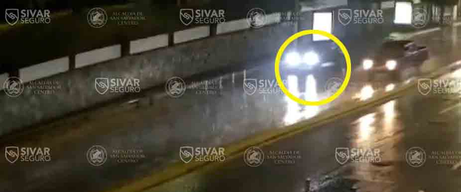 Conductor impacta con valla perimetral de la 49a. avenida Sur