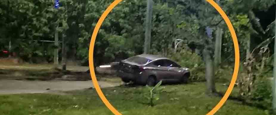 Abandonan vehículo en la autopista a Comalapa