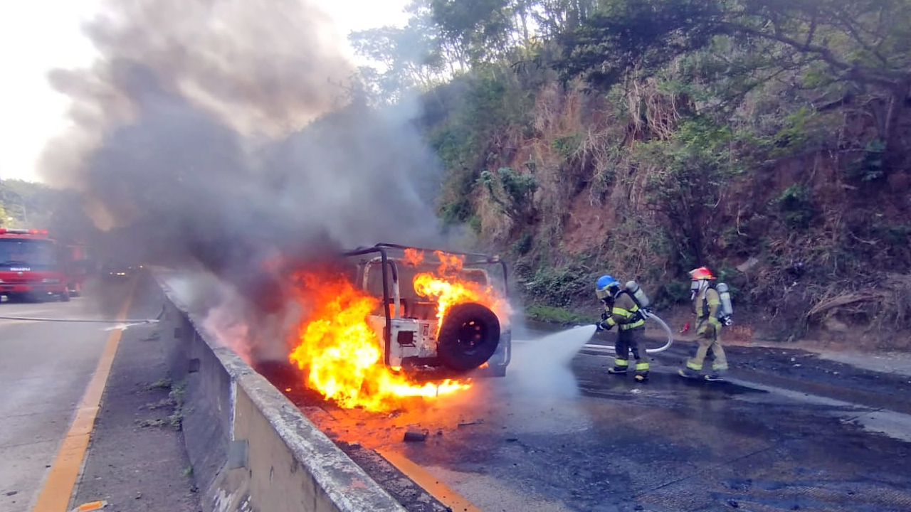 Vehículo queda reducido a chatarra tras prenderse en llamas sobre carretera al Puerto
