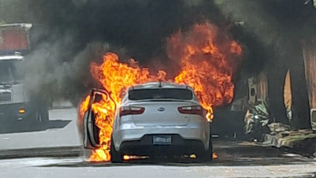 Carro se prende en llamas sobre la Panamericana en Santa Tecla