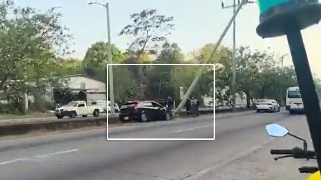 Conductor pierde el control y se estrella contra un poste en carretera a Comalapa