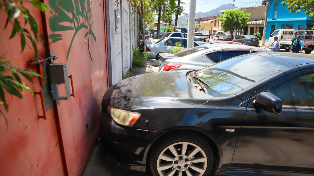 Intervienen vehículos que obstaculizaban el paso peatonal en Ciudad Delgado