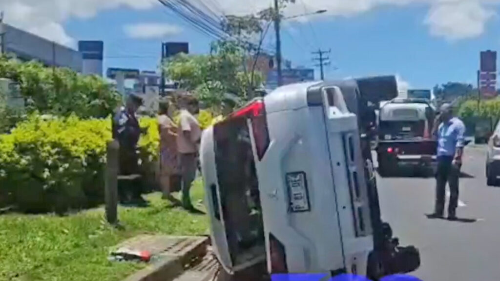Carro que circulaba a excesiva velocidad vuelca tras impactar con otro vehículo