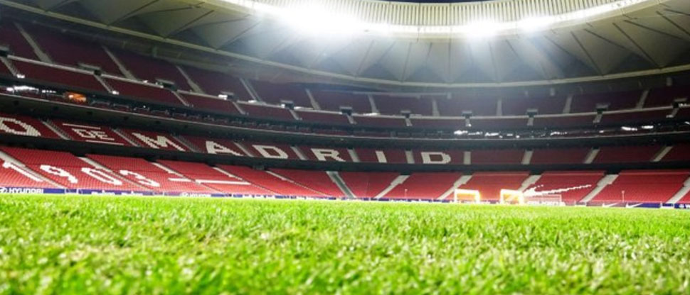 La UEFA mide el césped del Metropolitano y rechaza las quejas del Barcelona