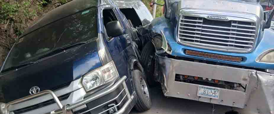 Cuádruple accidente deja 5 lesionados, entre las víctimas está una embarazada