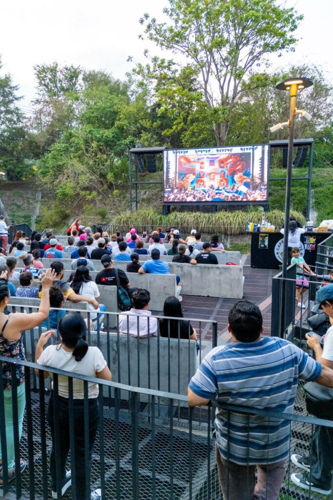 Salvadoreños disfrutan la presentación de los Hermanos Flores desde cine al aire libre