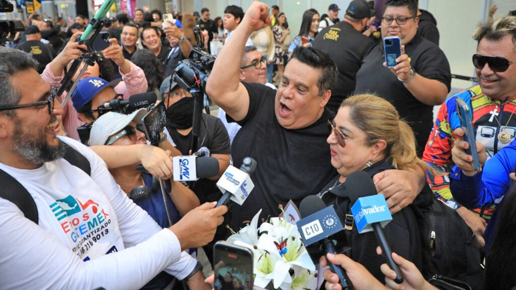 Salvadoreños dan caluroso recibimiento a Los Hermanos Flores tras su histórica participación en Coachella 2026