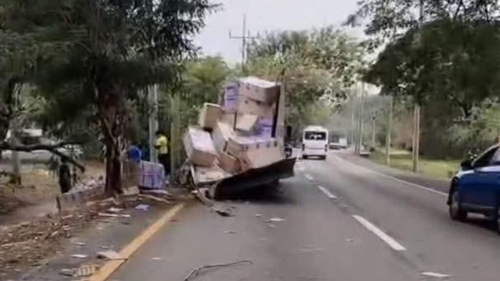 Explosión de llanta provoca aparatoso accidente y deja tres lesionados en Comalapa