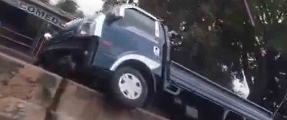 Conductor pierde el control y termina en separador de la carretera