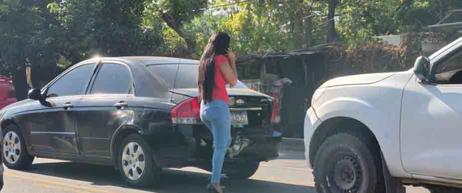 Captan a conductora provocando el tráfico en Usulután tras ser golpeada levemente