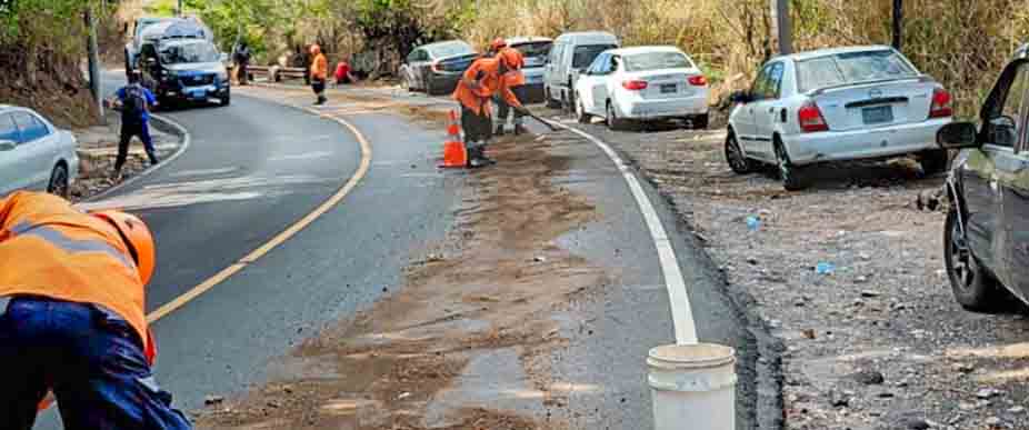Personal de Protección Civil realiza labores de limpieza tras derrame de aceite en calle a Mariona