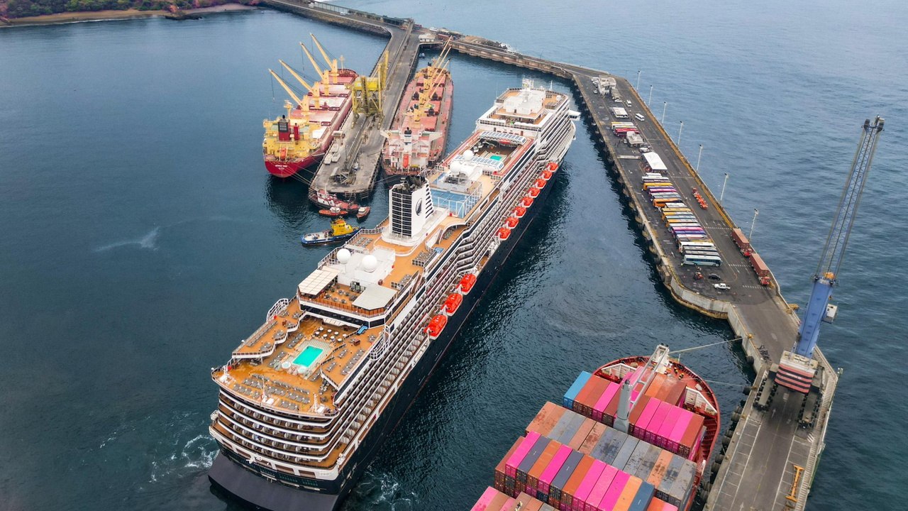 Atraca en Acajutla el crucero Koningsdam con más de 2,000 turistas a bordo