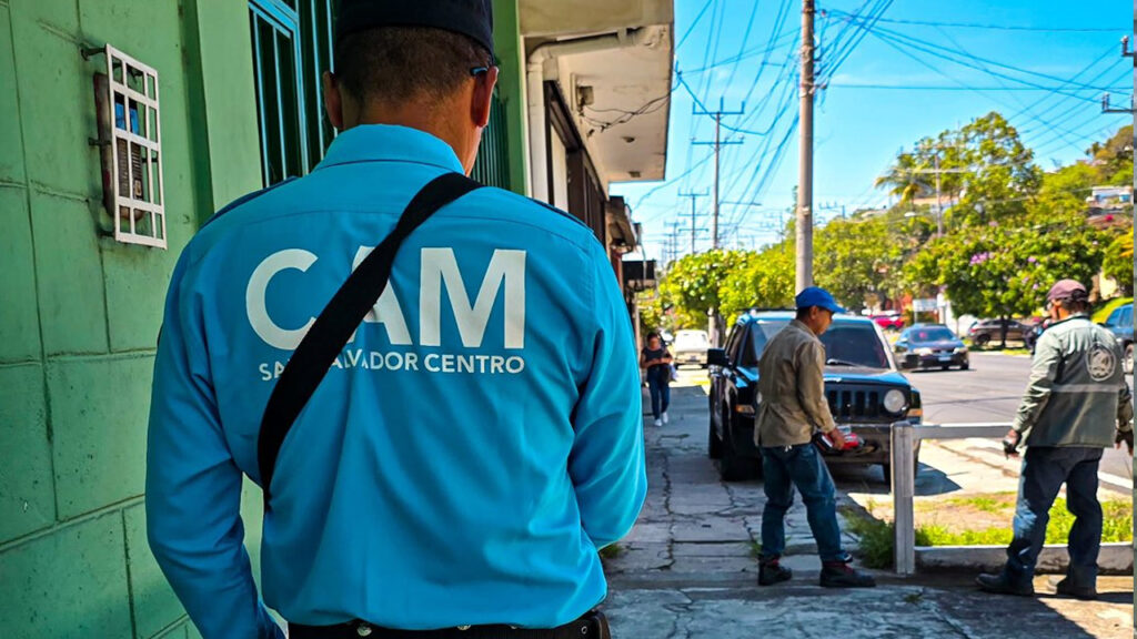 Retiran tubos metálicos que obstruían la vía pública en San Salvador