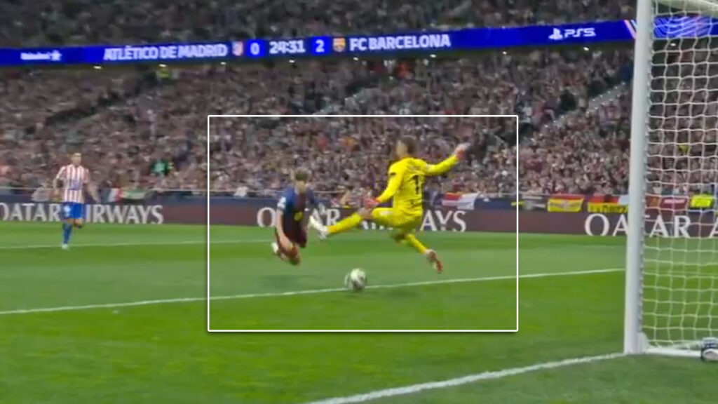 Brutal: Fermín López choca con la pierna del arquero del Atleti y se lleva fuerte cortada