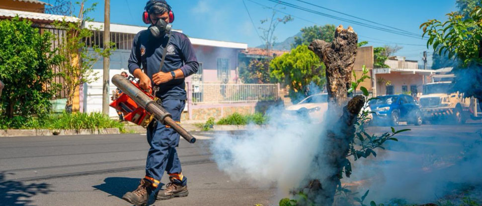 Realizan jornada de fumigación y limpieza de calles y aceras