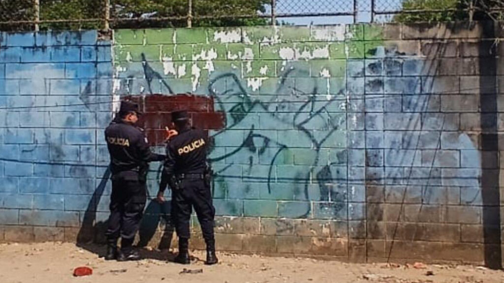 Eliminan grafitis de pandillas en zonas recuperadas de Ahuachapán