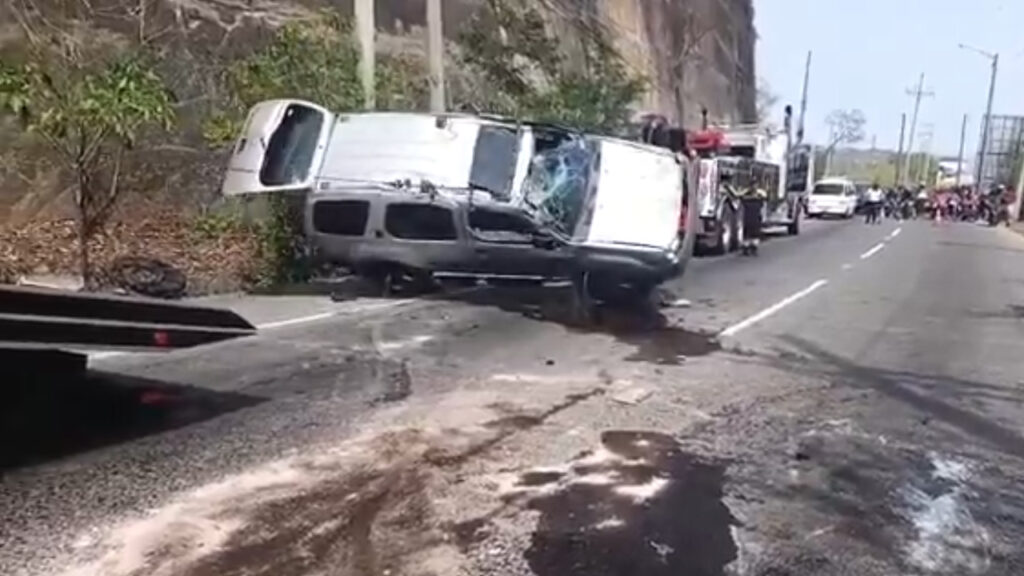 Grúa del VMT moviliza carro volcado en carretera a Comalapa