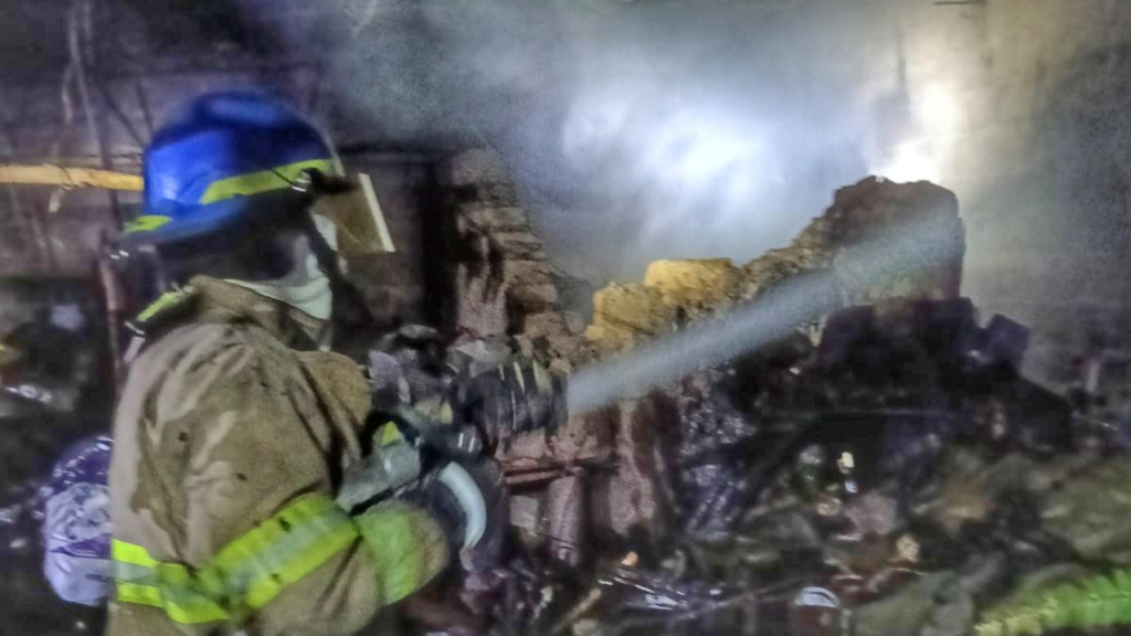 Sofocan incendio estructural en una bodega en San Salvador