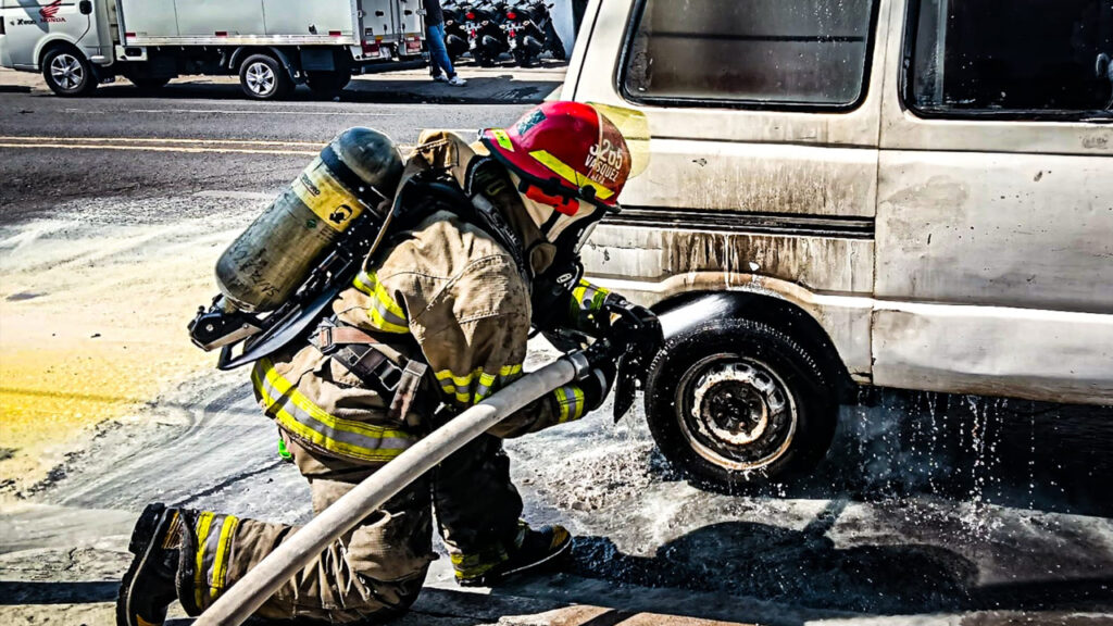 Bomberos controlan incendio de vehículo en Santa Ana