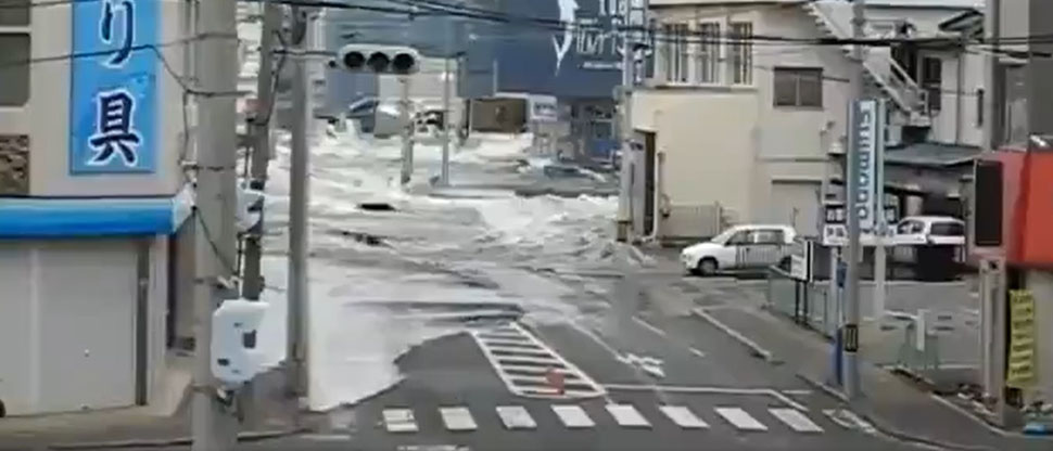 Revelan primeras imágenes de la llegada del tsunami en Japón